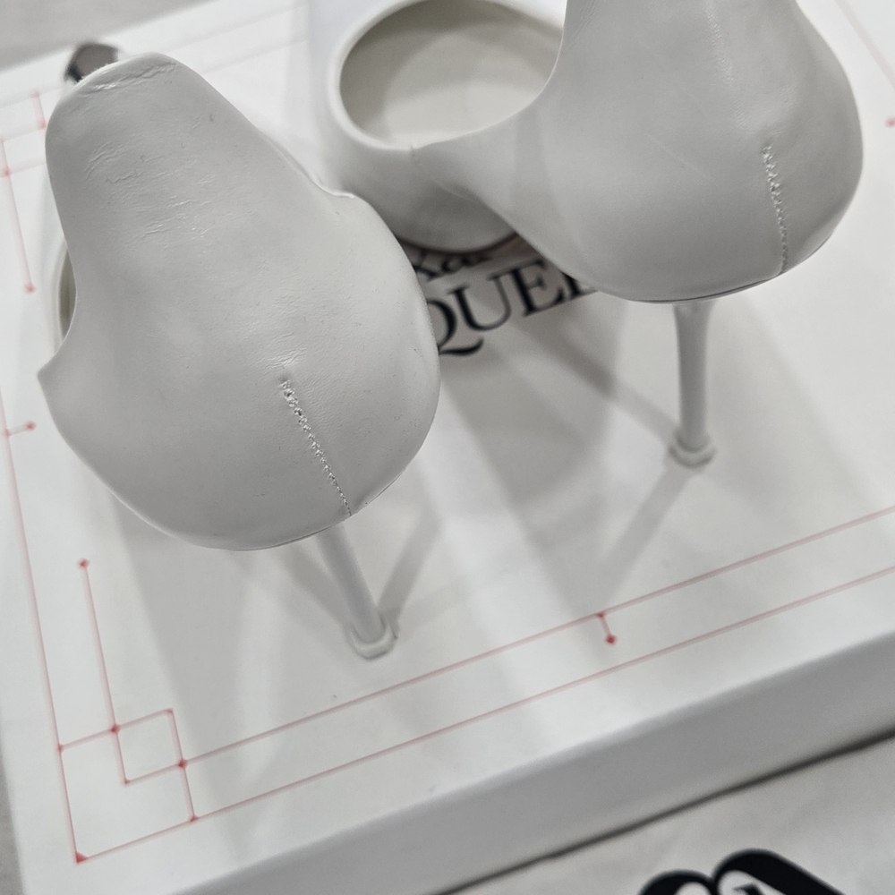 Alexander McQueen White and Black Stiletto Heels - Picture 3 of 7